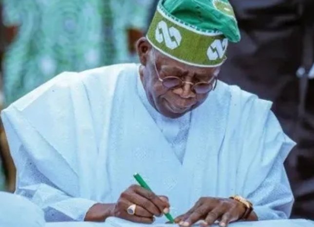 Tinubu signs Electoral Act 2026 mandating 24-hour fresh polls for BVAS failures

🗞️ Stay Ahead, read the full story here -
dailytech.ng/2026/03/05/tin…