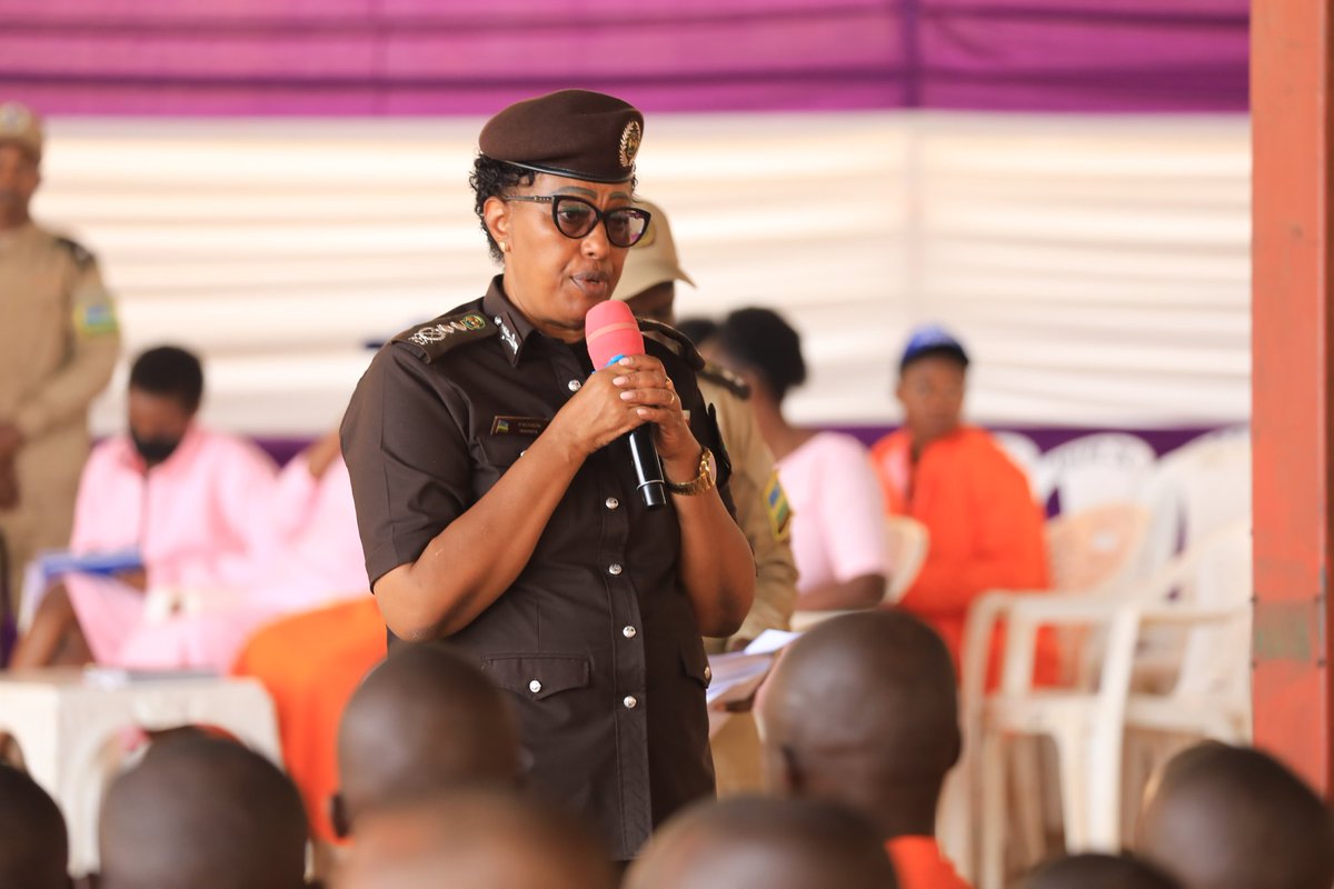 Urwego rw'u Rwanda rushinzwe Igorora, RCS, rwasezereye abagororwa 1874 bafunguwe by'agateganyo nyuma yo kwemezwa n’Inama y’Abaminisitiri yateranye ku wa Gatatu.

Abafunguwe barimo abari barakatiwe n'inkiko nyuma yo kwitwara neza muri gereza no kugeza igihe kigenwa ngo umugororwa