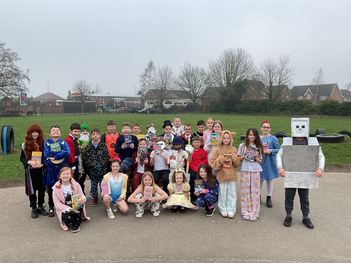 MissMartinson1's tweet photo. 📚HAPPY WORLD BOOK DAY FROM 5M! 📚 Great costumes from Harry Potter, The Wild Robot, Freddy Flintoft and of course lots of pyjamas! 🤩
@MrsA_bps @MissWare18 @BoothferryPS https://t.co/1TRNaTQphc