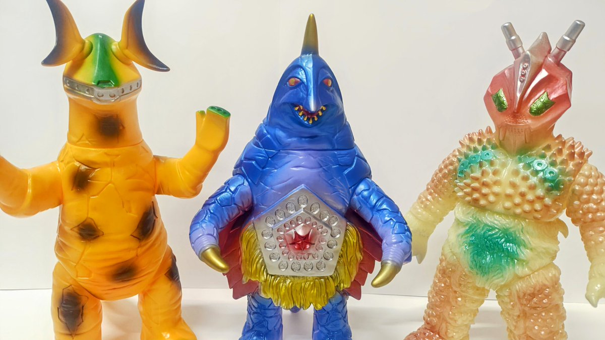 大好きな、再登場怪獣ー✨

容姿や鳴き声は異なっていても、馴染みのある怪獣達が復活して、ヒーローに戦いを挑む描写は嬉しいものでした🤗

少し柔らかそうだった2代目ゼットン、そしてスタイリッシュな改造ベムスターも、第2期ウルトラならではの個性だったのかなと思います😌

#あなたのソフビ紹介