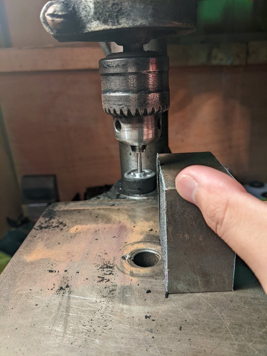 racertanu's tweet photo. スロットカーって、ノーマグネットだとタイヤを削って真円にしないと跳ねちゃってまともに走らない😱
タイヤを削るには🛞
①タイヤセッター
②ボール盤
③プラコースをひたすら走る

短時間で精度良く作るなら①か②だけど、表面がザラザラなプラコースを走り込んでも🆗です🙆
（時間はかかるけど😅） https://t.co/jn8RXzG7ej