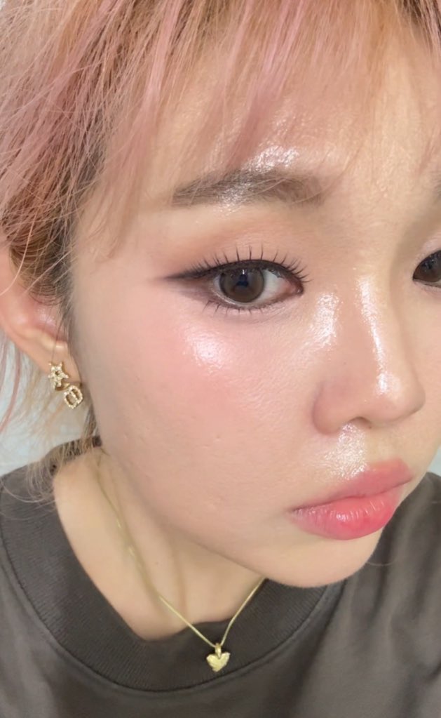 วันนั้นผิวฉันอยู่ได้ 14 ชม.กับงานแต่ง outdoor อะ

จำมาจากช่างแต่งหน้านะ หลังลงงานผิวเสร็จ ช่างจะใช้ฟองน้ำแห้งตบเบาๆทั่วผิวทุกครั้ง คือเหมือนช่วยซับรองพื้นส่วนเกิน รองพื้นแนบผิวทั่วกัน นี่ว่าวิธีนี้ก็เป็นอีกส่วนที่ช่วยลดหยา ลดคราบระหว่างวันได้

*กล้องสดไอโฟนหลังจบ after party*