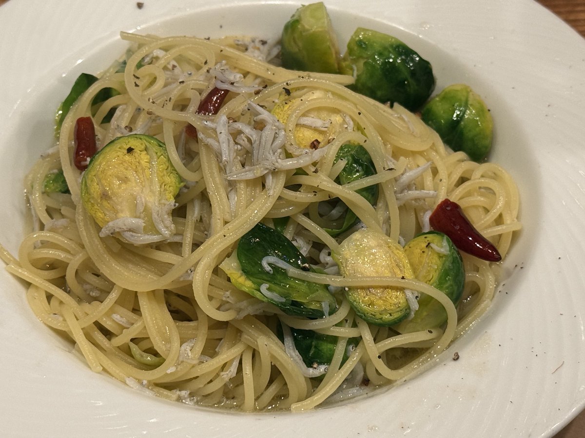 シラスと芽キャベツのペペロンチーノ。酒泥棒！