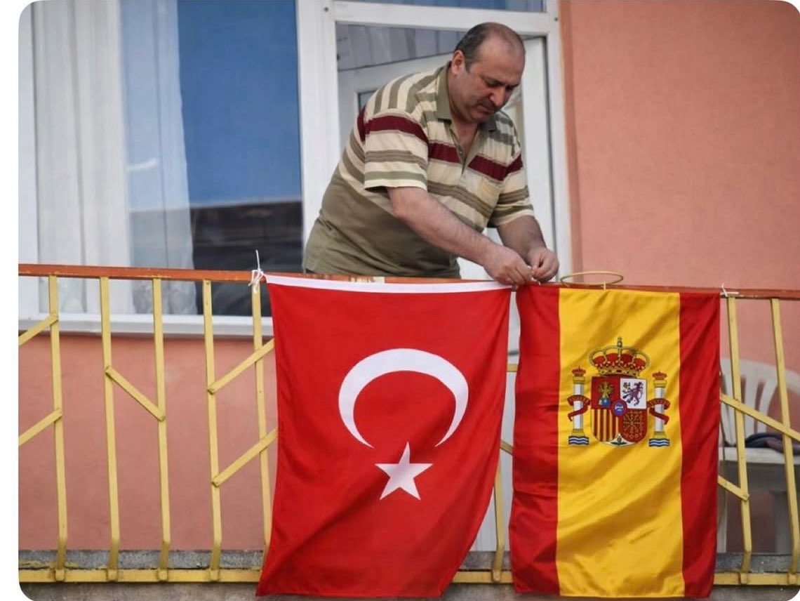elitbayburtlu's tweet photo. Hazır İspanyol kardeşlerimizle dostluk bağlarımız kuvvetlenmişken yavaştan akrabalık bağlarını güçlendirmeye başlasak mı? Hola¿ https://t.co/vxehOgFYoA