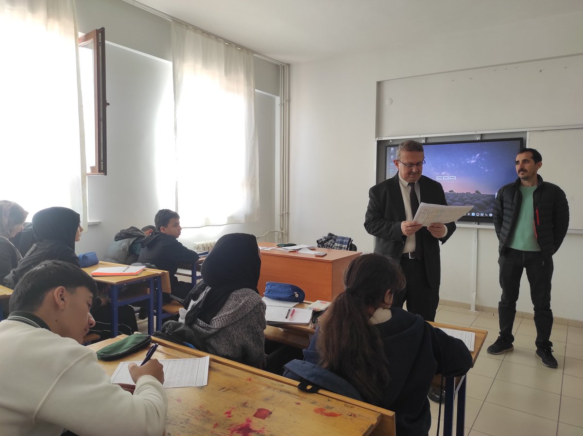 İlçe Milli Eğitim Müdürümüz Sn. Hakan BOZDAĞ, ortaokulları ziyaret etti.Ziyaretlerinde okul müdürlerimizle projeler üzerine kısa bir toplantı gerçekleştirerek 8. sınıfları ziyaret etti. Öğrencilerimize LGS ve Bursluluk hakkında bilgilendirmelerde bulunarak motivasyonda bulundu