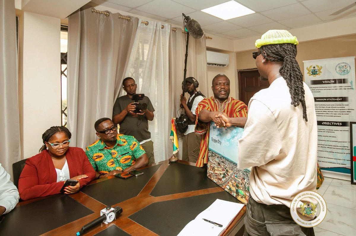 decemberingh_'s tweet image. Stonebwoy at the Volta Regional Minister’s office ahead of the Torcher Experience.

#Decemberingh #Bhim #Ho #Ghana #VoltaRegion