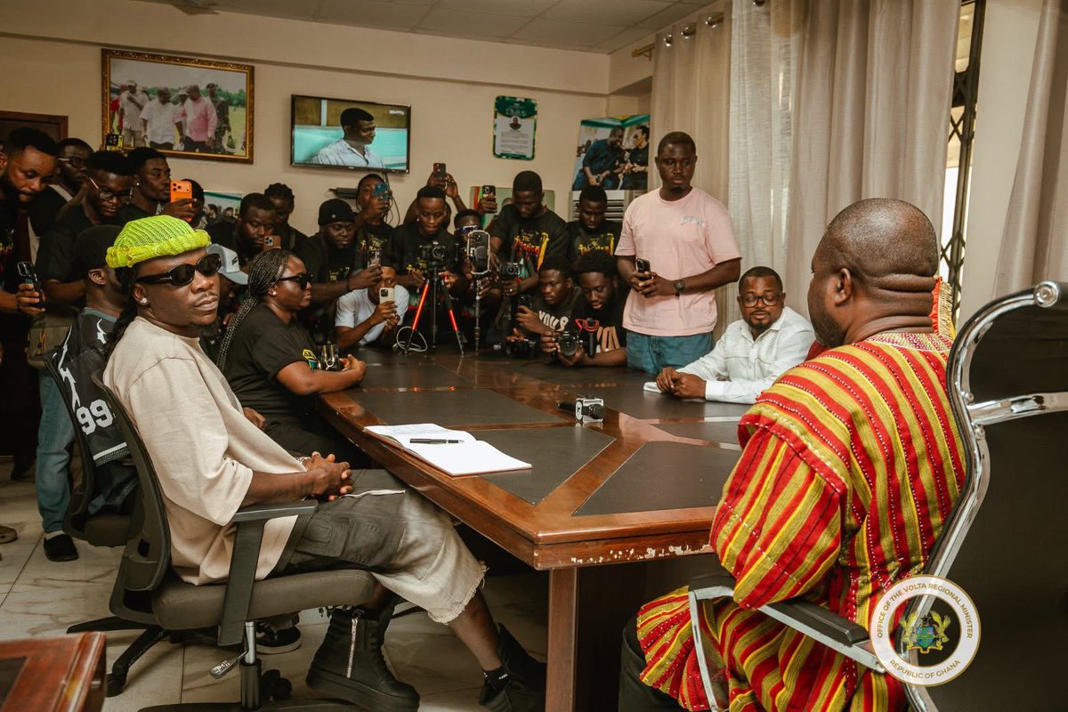 decemberingh_'s tweet image. Stonebwoy at the Volta Regional Minister’s office ahead of the Torcher Experience.

#Decemberingh #Bhim #Ho #Ghana #VoltaRegion