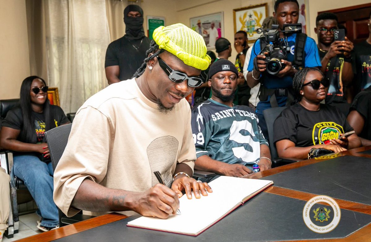 decemberingh_'s tweet image. Stonebwoy at the Volta Regional Minister’s office ahead of the Torcher Experience.

#Decemberingh #Bhim #Ho #Ghana #VoltaRegion