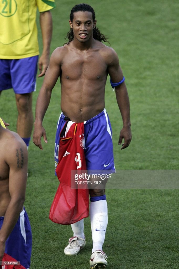 A INFLAÇÃO DO SHAPE: eu me lembro a 20 anos atras o quanto que falavam que o Ronaldinho estava extremamente musculoso. Isso hoje é o corpo normal de alguem que mal treina ou não treina.