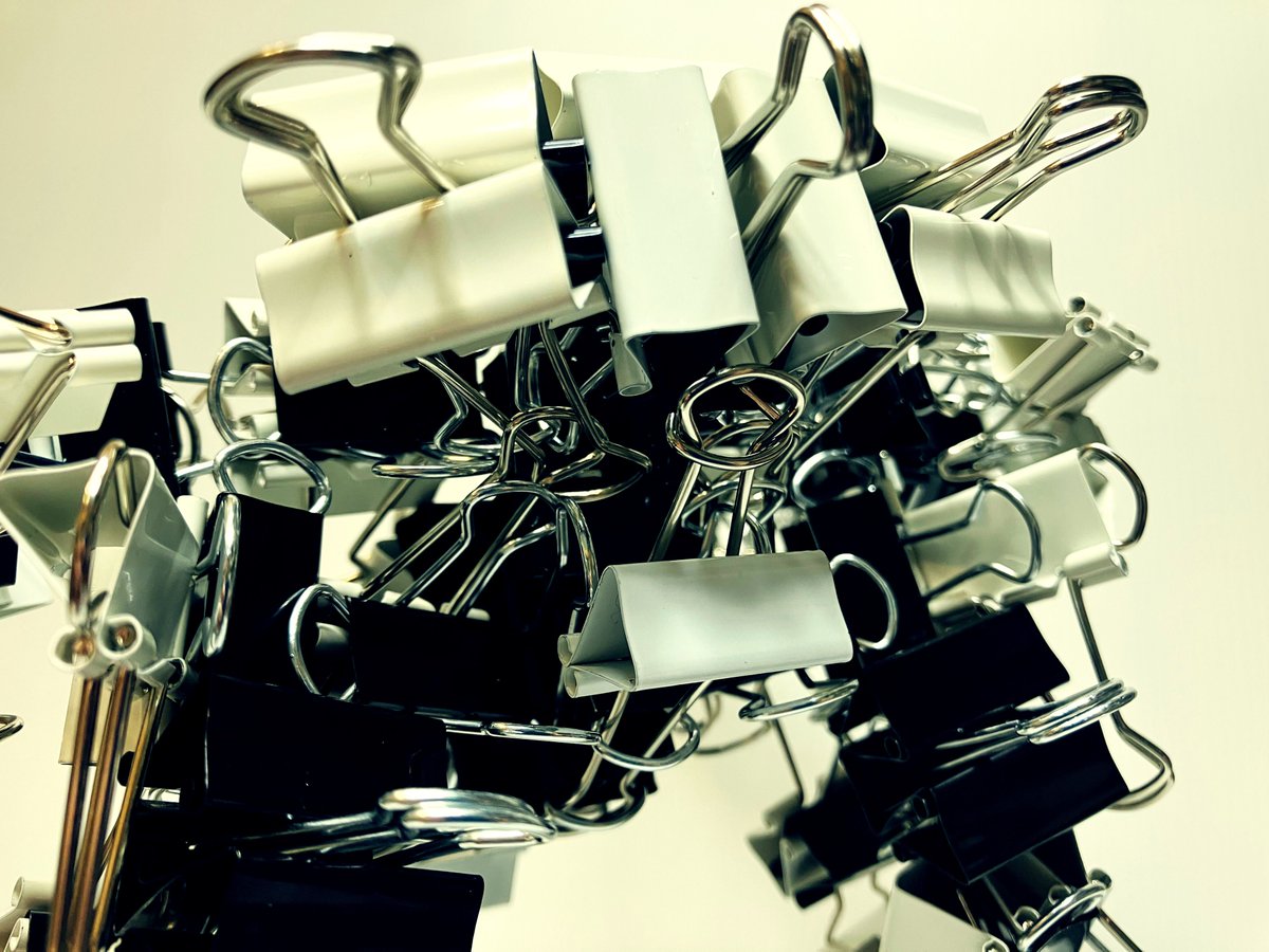 HYOGOKU_RUMI's tweet photo. [ARMORED CLIP]

METAL GEAR SOLID–style mech
　Metal Gear REX

105 binder clips (25 mm size)

Assembly uses only binder clips.
If you love METAL GEAR SOLID, give me a follow!

 I Love METAL GEAR SOLID!!!
メタルギアソリッド大好き!  

#MGS #MetalGearSolid  #armoredclip #doubleclip #bindercrip