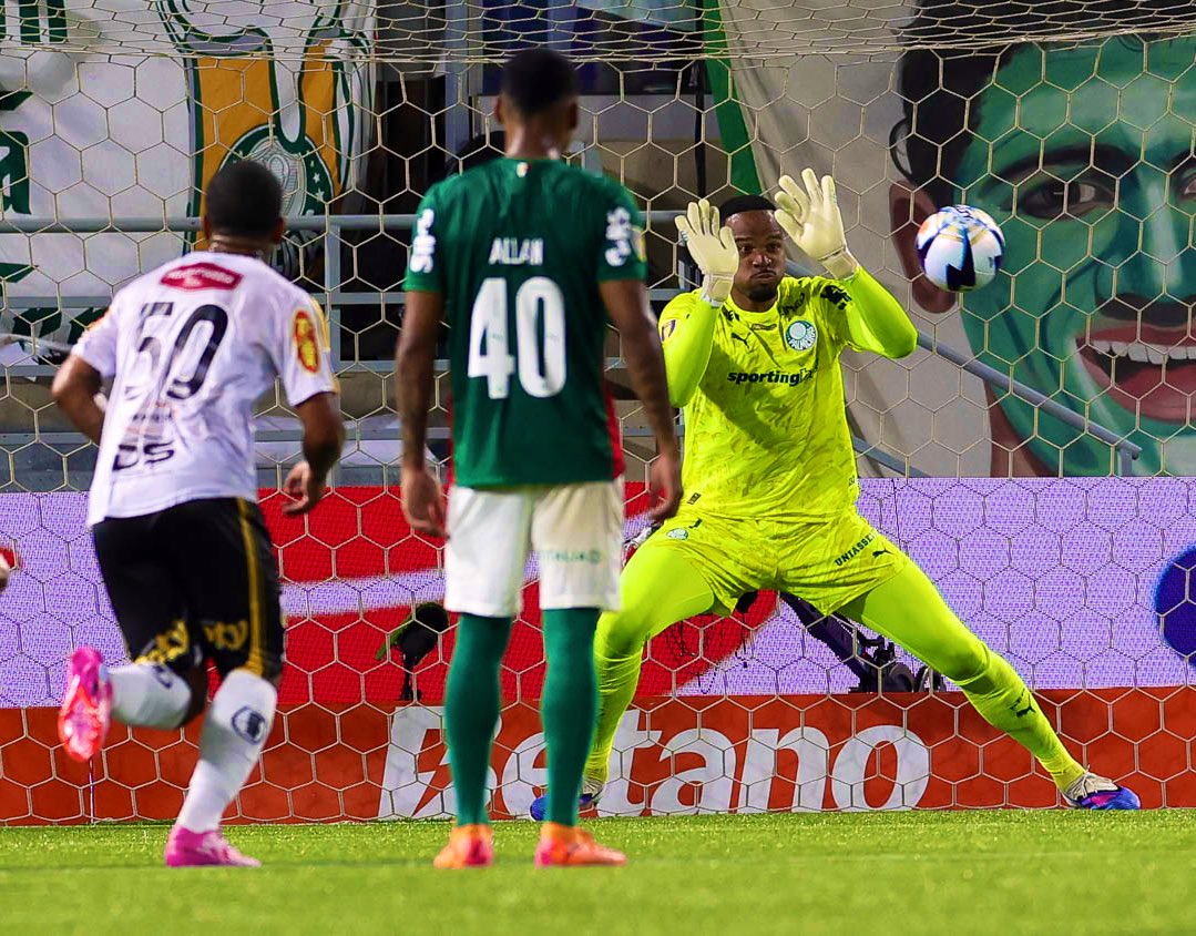 Ainda de ontem: O <a href="/Palmeiras/">SE Palmeiras</a> tornou-se o 1º clube brasileiro a completar 3️⃣0️⃣0️⃣ partidas sem sofrer gols nas últimas 10 temporadas. O Flamengo vem em seguida com 293.
