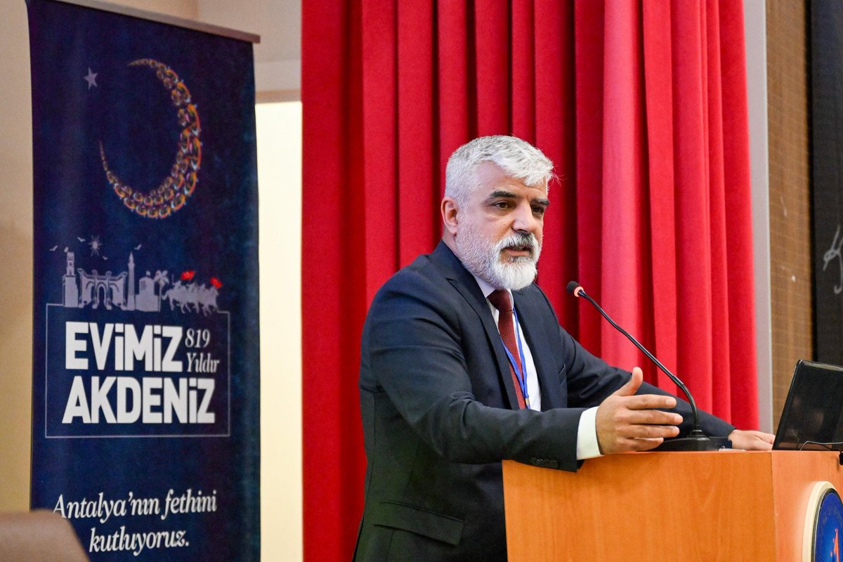 AntalyaValilik's tweet photo. 📍 Akdeniz Üniversitesi Edebiyat Fakültesi

Uluslararası Antalya Fetih Sempozyumu Açılış Törenine katılan Valimiz Hulusi Şahin, Prof.Dr. Erkan Göksu'nun "Fetih ve Fatih Antalya'nın Fethi ve Sultan I. Gıyaseddin Keyhüsrev" konulu açılış konferansını dinledi.

Bu yıl 6'ncı kez düzenlenen ve Antalya’nın fethine ışık tutan akademik değerlendirmelerin paylaşıldığı sempozyumumuz, şehrimizin köklü tarihini aydınlatarak gelecek kuşaklara miras bırakmaya devam edecek.

#AntalyanınFethi🇹🇷
#EvimizAkdeniz🌊
#Antalya1207🦅
#Antalya🇹🇷