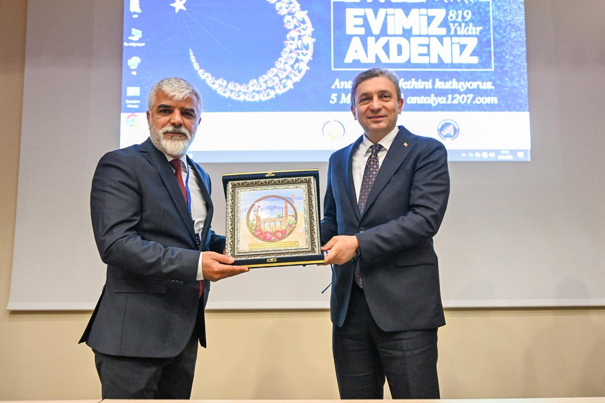 AntalyaValilik's tweet photo. 📍 Akdeniz Üniversitesi Edebiyat Fakültesi

Uluslararası Antalya Fetih Sempozyumu Açılış Törenine katılan Valimiz Hulusi Şahin, Prof.Dr. Erkan Göksu'nun "Fetih ve Fatih Antalya'nın Fethi ve Sultan I. Gıyaseddin Keyhüsrev" konulu açılış konferansını dinledi.

Bu yıl 6'ncı kez düzenlenen ve Antalya’nın fethine ışık tutan akademik değerlendirmelerin paylaşıldığı sempozyumumuz, şehrimizin köklü tarihini aydınlatarak gelecek kuşaklara miras bırakmaya devam edecek.

#AntalyanınFethi🇹🇷
#EvimizAkdeniz🌊
#Antalya1207🦅
#Antalya🇹🇷