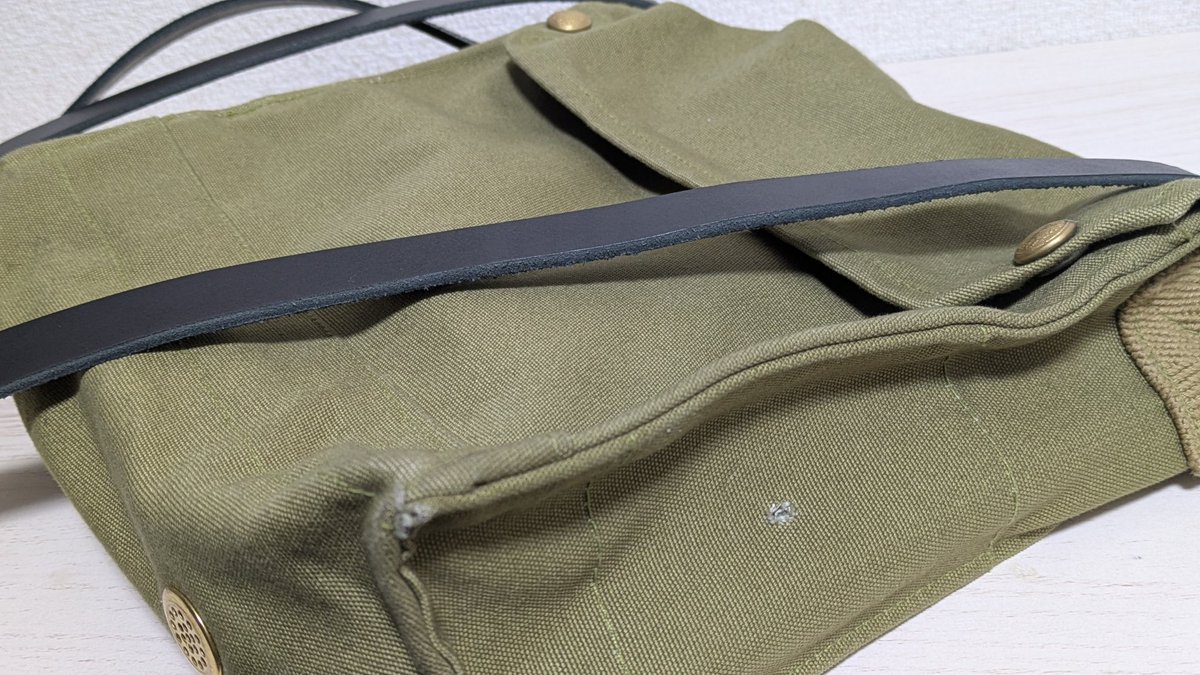 よく見たらショルダーバッグのサイドの金具がなくなってた…

ペトラの写真だとまだついてたけど、いつ取れたんだろう😞

特に使い道はなかったけど、ないと物足りない！😂