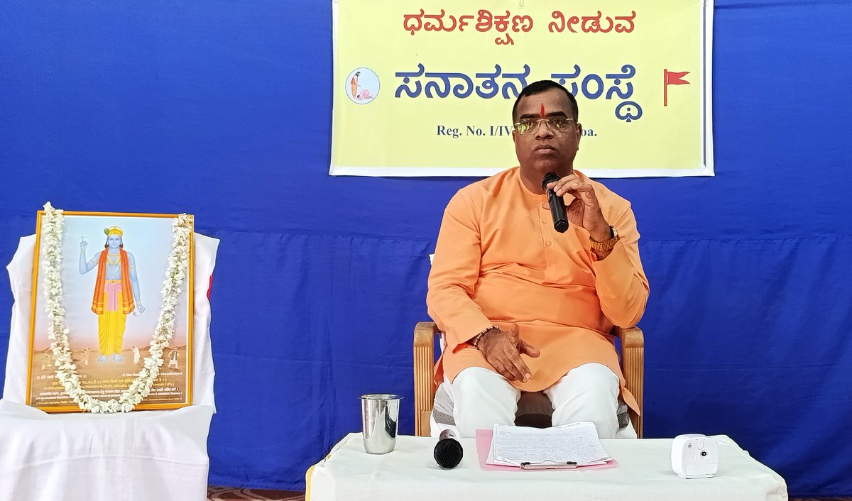 Ramanand_SS's tweet photo. True spiritual progress happens when “I want” transforms into “Let God’s Will prevail.”

Cultivating sacrifice is vital to dissolve the ego and advance in Sadhana !

Discussed the next stage of spiritual practice with seekers at a Satsang in #Uppinangady. https://t.co/mFqnwVgtxm