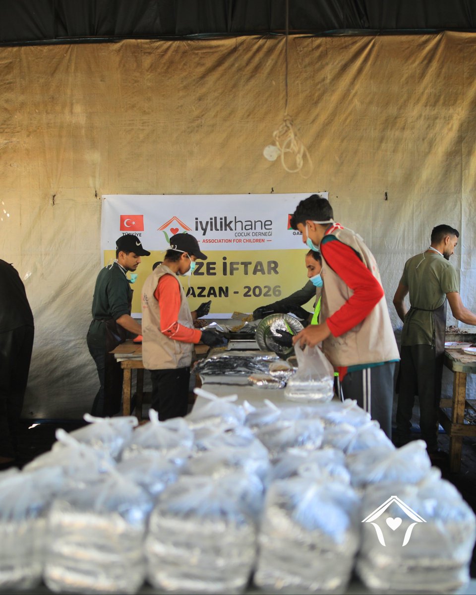 Her gün bir sofra, her gün bir umut… Gazze’deki iftar dağıtımlarımız devam ediyor. Zekat, fitre ve fidyelerinizle iyiliğin bir parçası olun.