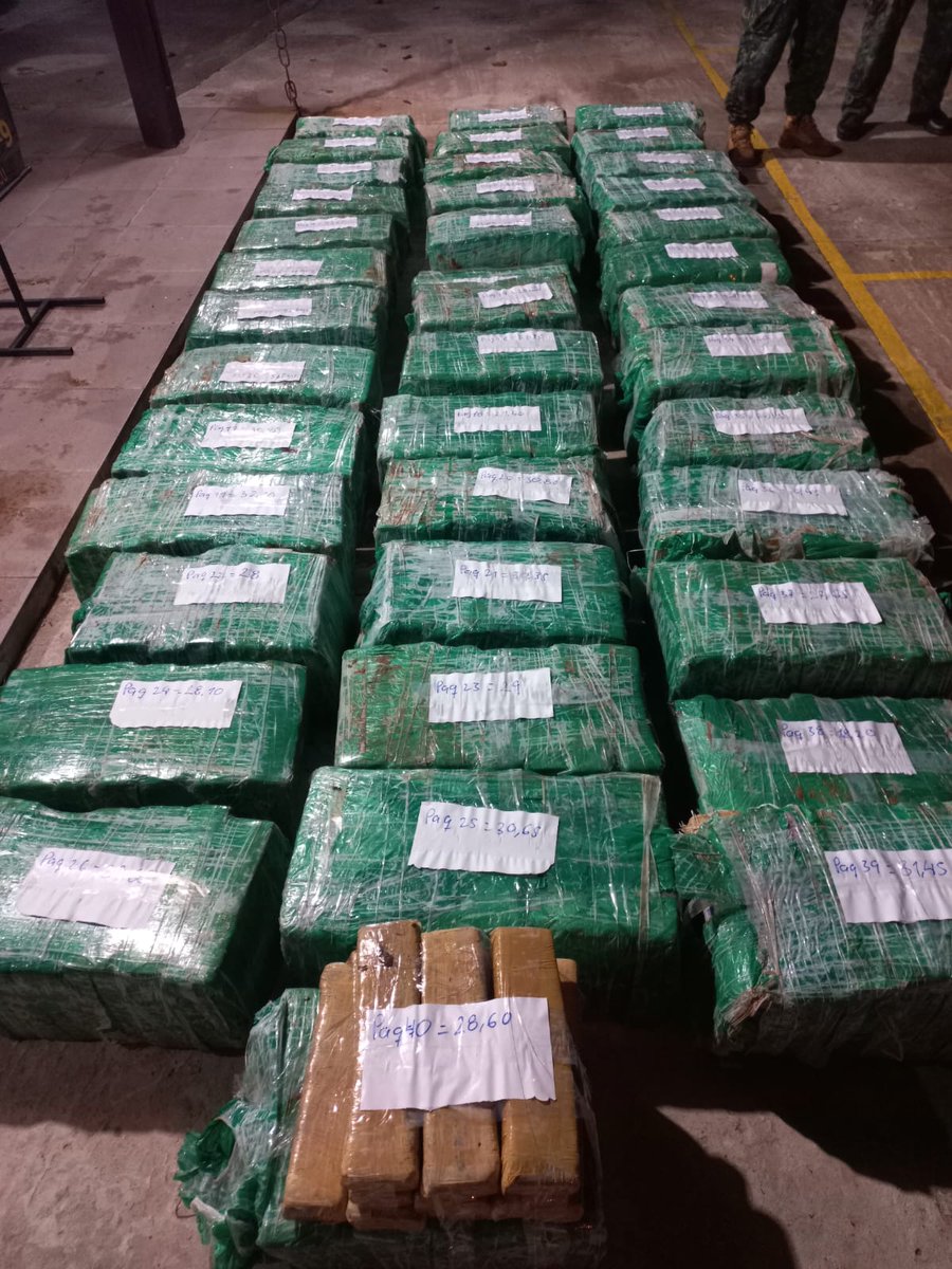 centralradiopy's tweet photo. 🚨 Incautan cargamento de marihuana que iba a ser enviado a Argentina |

📍 Isla Ovecha, Ñeembucú.

Una operación coordinada entre el Comando de Operaciones de Defensa Interna – Fuerza de Tarea Conjunta (FTC) y la Prefectura Naval Zona Pilar, con información del Batallón de Inteligencia Militar, permitió incautar una importante carga de marihuana prensada que estaba lista para ser trasladada a territorio argentino.

👮🏻‍♂️ El procedimiento se realizó mediante un despliegue de efectivos militares en la zona denominada Isla Ovecha, en el distrito de Teniente Martínez, departamento de Ñeembucú.

🚫 Según los reportes preliminares, la droga se encontraba en fase final de preparación para su traslado, por lo que la intervención frustró un presunto plan de tráfico internacional de sustancias ilícitas.

⚖️ Tras asegurar el cargamento, el hecho fue comunicado al Ministerio Público y la evidencia fue trasladada a la base de la FTC Sur.

📌 El pesaje final de la carga fue de 1.180 kilogramos 

ℹ️ Información en desarrollo.

#Seguridad #Ñeembucú #FTC 

#1140AM📻