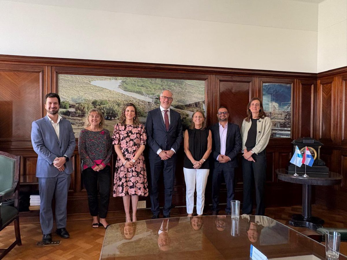 Acompañados por una delegación del banco de desarrollo empresarial <a href="/FMO_development/">FMO - Dutch entrepreneurial development bank</a>, tuvimos el honor de ser recibidos por la secretaria <a href="/MCTettamanti/">MariaTettamanti</a> de <a href="/Energia_Ar/">Secretaría de Energía</a>.

Los Países Bajos están invirtiendo firmemente en energía sostenible en Argentina! 💚
🇳🇱🤝🇦🇷

<a href="/MinisterKGG/">Stientje van Veldhoven</a>