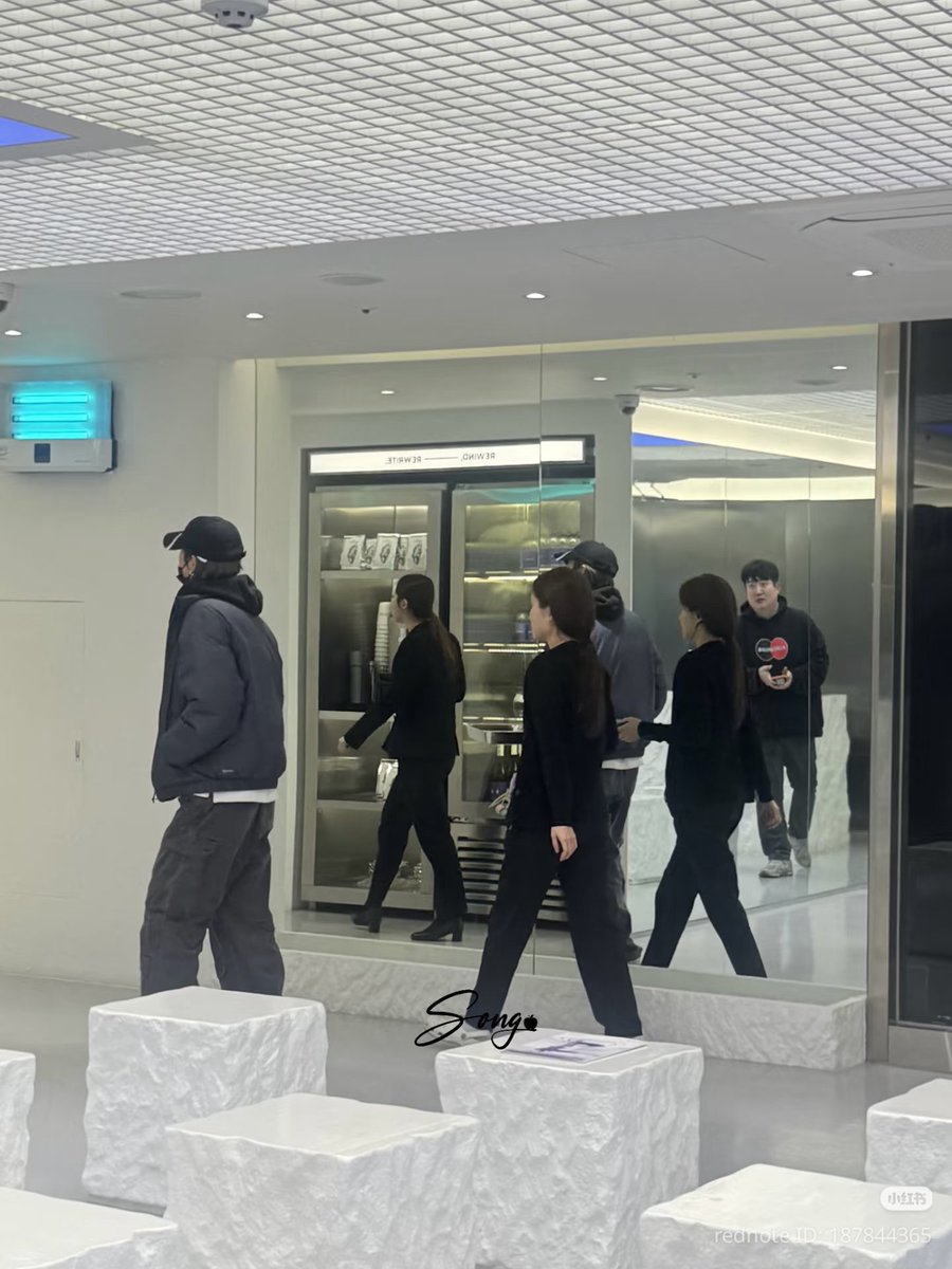 wwmarktuan's tweet photo. Op bumped into Mark in Seoul 

#MarkTuan #段宜恩
@marktuan @DNAmngmnt

https://t.co/c8c2K3OevF https://t.co/oXirMKkSPg