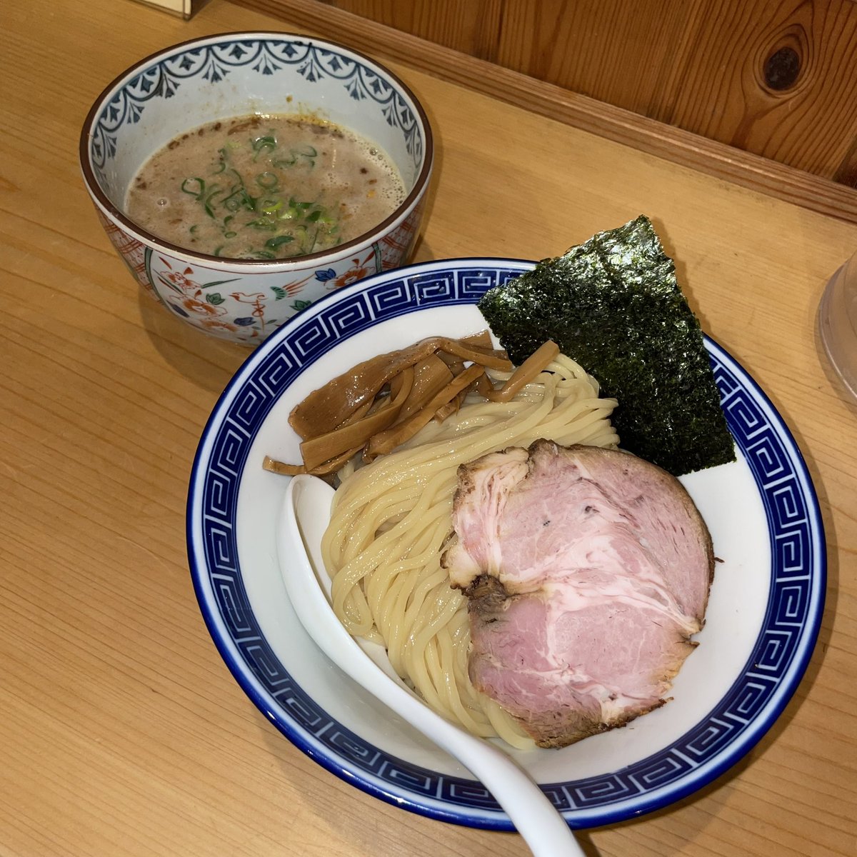 2026-45🤗
【らーめん とうかんや】一之江
カレーつけめん

淡麗系と濃厚系両刀使いのお店🙌
豚ベースのスープにカレーを加えた濃厚系💯💯😆チュルモチ自家製麺を熱々でスパイスが強く効いた濃密なつけ汁に目掛けて至福のダイブ💯💯😍
淡麗系の名店というイメージを覆す一杯で今日もAmazing day!🥰💞💫