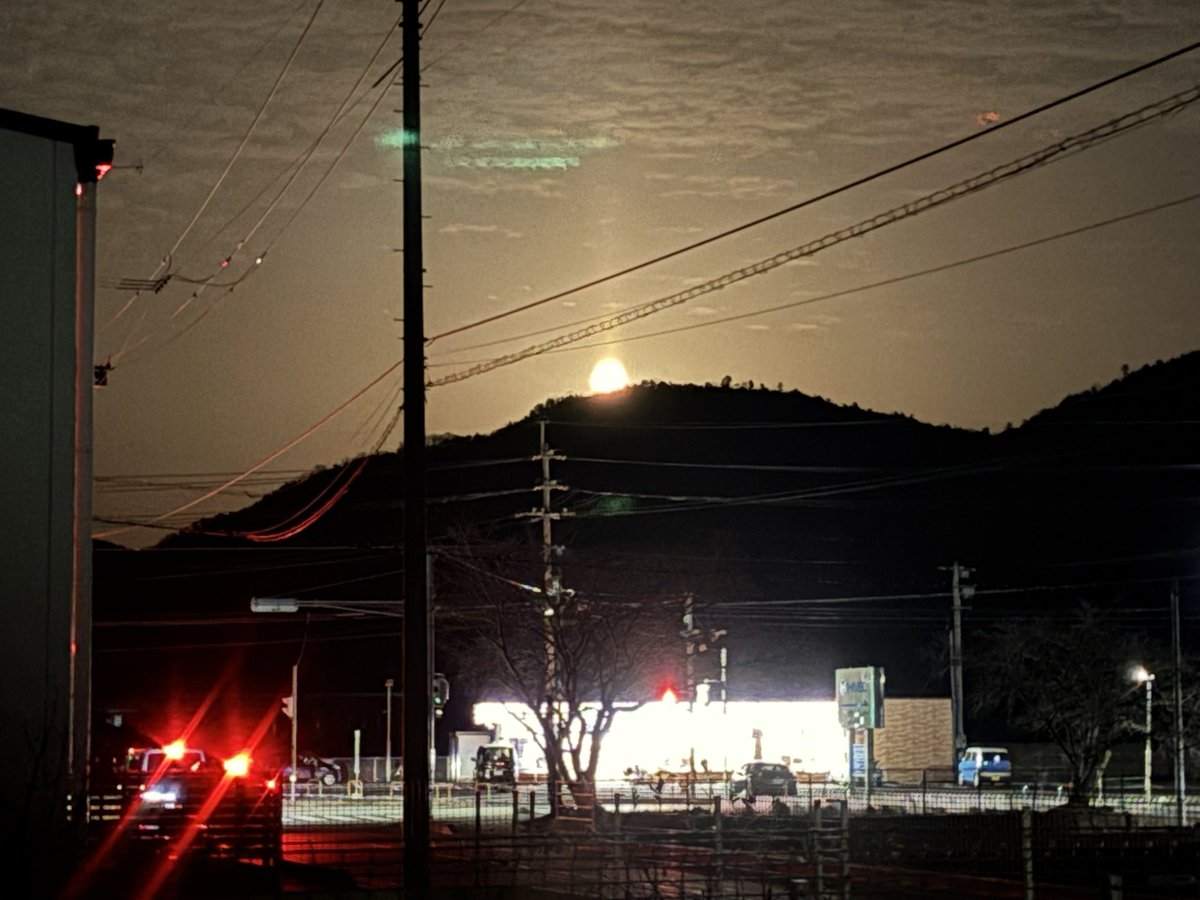 akt_power's tweet photo. 月が顔だしてきた
けど、この緑のやつ何よ https://t.co/dPePg61jJw