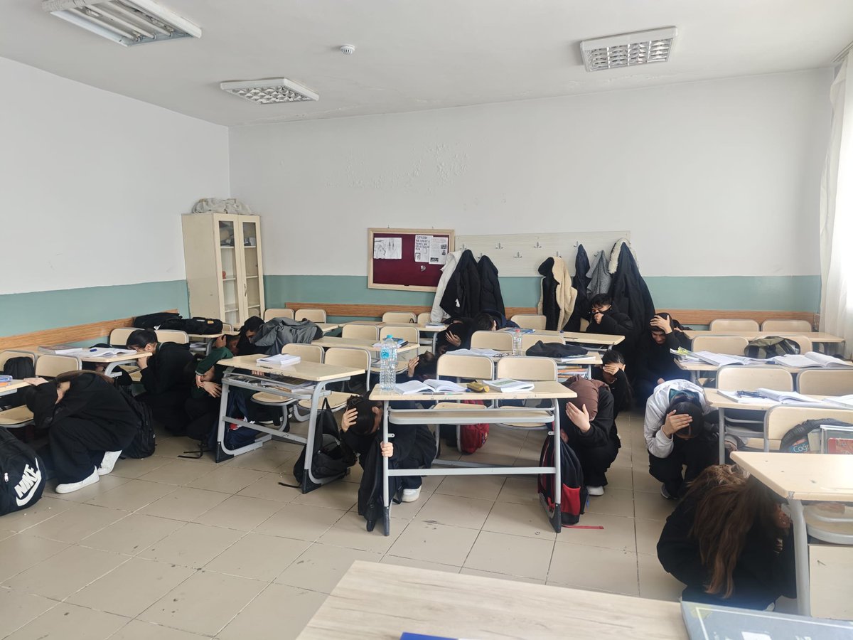 YedisuC's tweet photo. 1-7 Mart Deprem Haftası kapsamında gerekli eğitimler verildikten sonra öğrencilerin haberi olmadan deprem tatbikatı başarı bir şekilde tamamlanmıştır.
@bingolmem @MustafaOzel66 @YedisuMEM @YedisuK @BingolAkub https://t.co/rznKtxFCyU
