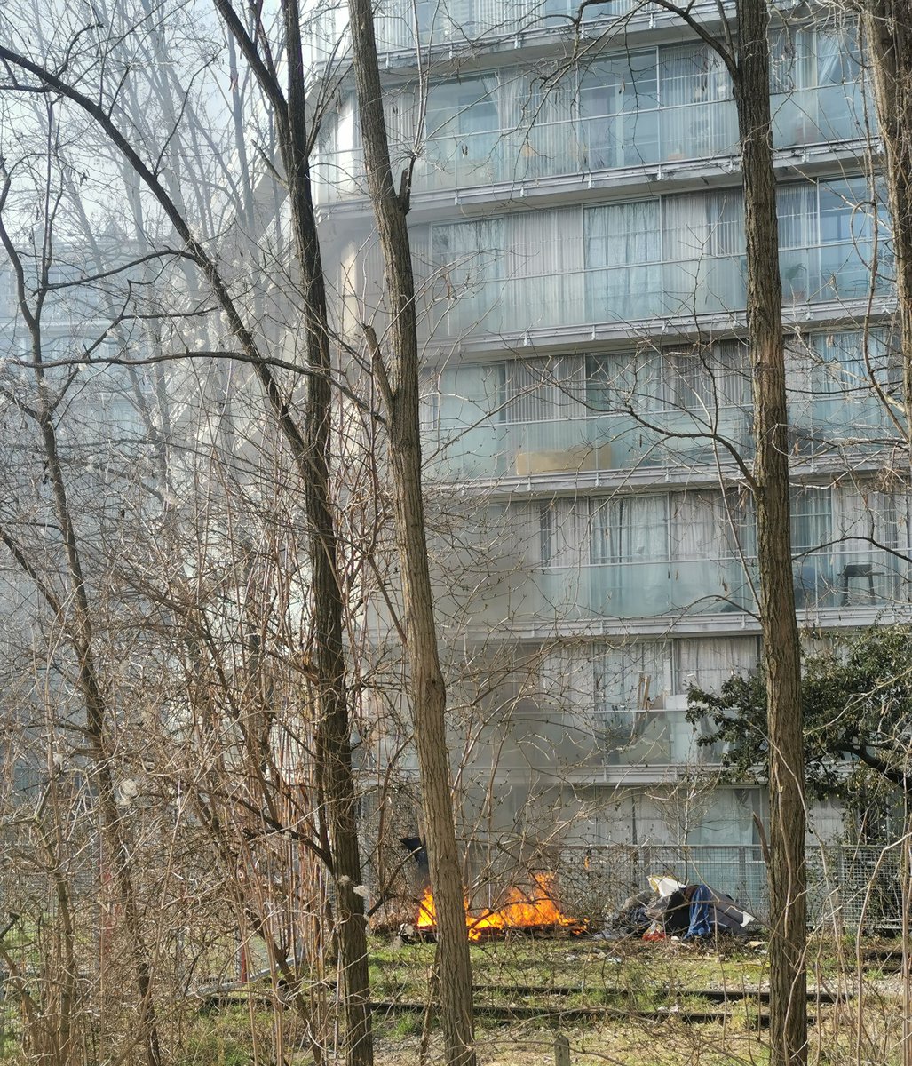 BBabeth75's tweet photo. Sur la charmante promenade Petite Ceinture Paris 19,  1 individu après avoir installé et volontairement incendié son campement, des déchets sont restés. En dépit de MULTIPLES sollicitations ,depuis 2 mois, "cette anomalie est en cours de résolution". @SaccageParisOff https://t.co/fcjjbU341T