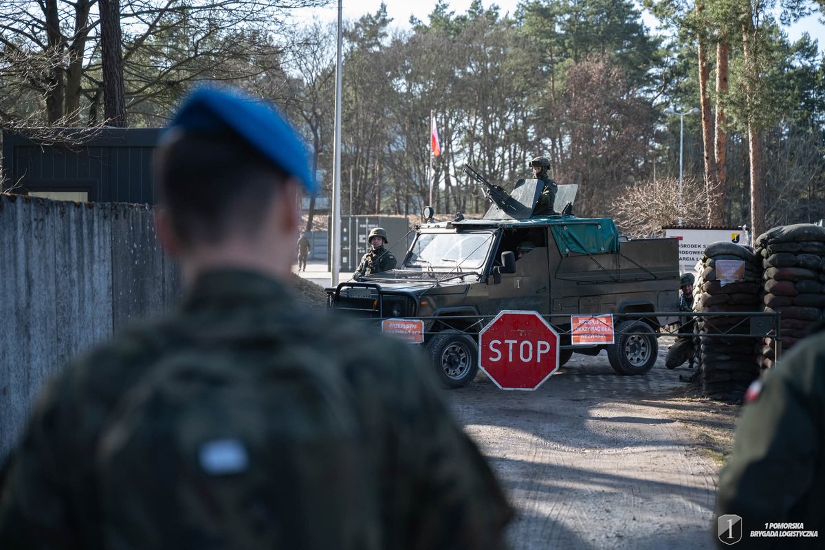 1BLogBydgoszcz's tweet photo. Zespół kontrolerów #IWspSZ realizuje ocenę stopnia przygotowania żołnierzy #NSE zm. XIX #PKWŁotwa do wykonywania zadań w rejonie #misja. W trakcie #szkolenie sprawdzane są ich https://t.co/bKZuzpT3Sg. umiejętności taktyczne, zdolność do realizacji zadań zgodnie z przeznaczeniem. https://t.co/nULz9uI50E