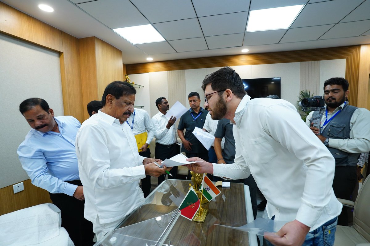 NaikSpeaks's tweet photo. Meeting citizens and discussing their issues at my office today.
#Meeting_Citizens
#People_First
#Maharashtra https://t.co/g6UDuNEDaS