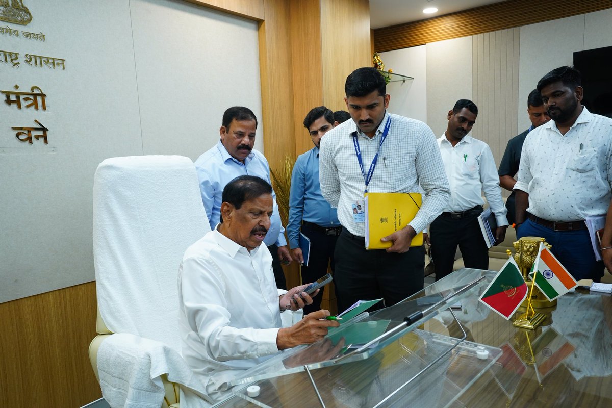 NaikSpeaks's tweet photo. Meeting citizens and discussing their issues at my office today.
#Meeting_Citizens
#People_First
#Maharashtra https://t.co/g6UDuNEDaS