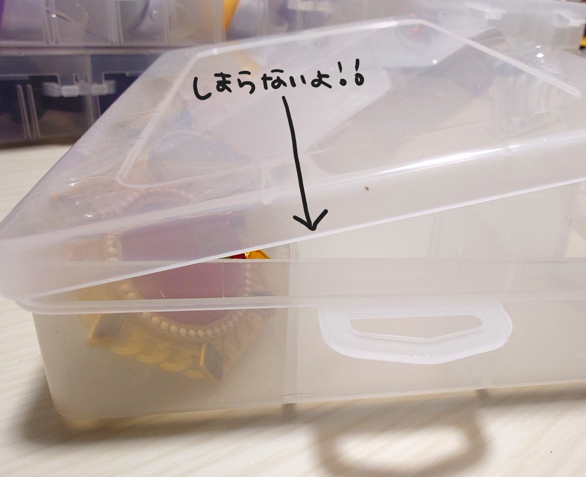 qatle1's tweet photo. 今までのリングライトをだいそーさんのケースに入れてるのですが、
今回のリングライトがアンデ・エデンはぴったりなのにクレビが微妙に頭引っかかるし、なんなら透明度が今までのよりもちょっと曇ってる。

同じもの置いてないのかなー(・ω・`) https://t.co/GnRVsbA5XI