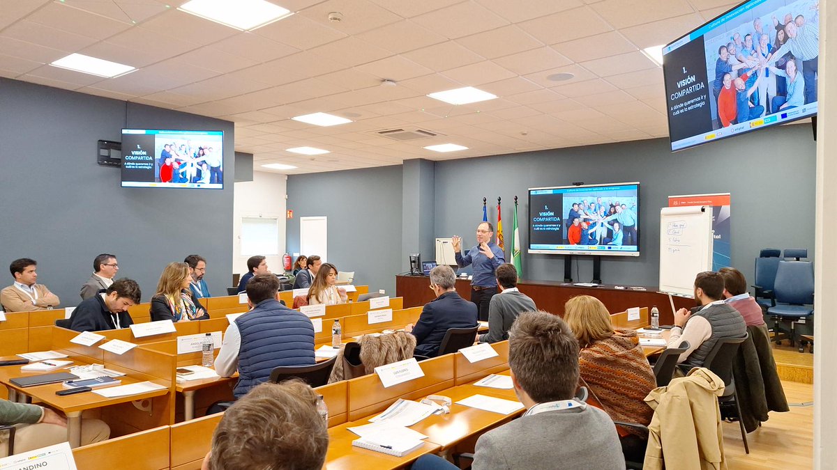 ISABEL_EOI_SEV's tweet photo. Segunda jornada del programa de inmersión digital "DigitalxBorder" en EOI Sevilla. Un programa promovido por ICEX, EOI y ADIGITAL. Hoy contamos con Héctor Robles, fundador de Honest Strategy para hablar sobre cultura de innovación aplicada a la empresa. #IA #transformaciondigital https://t.co/dVsUOWd3jo
