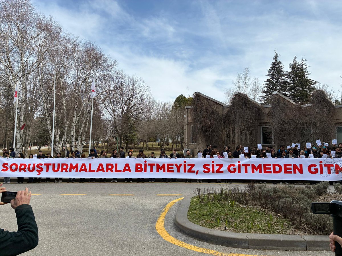 egitimsenank5's tweet photo. Hacettepe Üniversitesi öğrencilerine yönelik 19 Mart eylemleri gerekçesiyle başlatılan disiplin soruşturmaları ve 4 yıla varan uzaklaştırma talepleriyle eğitim hakkı gaspediliyor. Öğrenciler, açılan soruşturmaları protesto etmek ve seslerini duyurmak için eylemdeydi. Eğitim Sen Ankara 5 No'lu Üniversiteler Şubesi olarak, Genel Başkanımız Kemal Irmak’la birlikte öğrencilerimizin yanındaydık. Demokratik hakkını kullanan gençlerin eğitim hakkı gasp edilemez. Öğrenciler eğitim haklarını geri kazanana kadar sürecin takipçisi olacağız.
#HacettepeAyakta