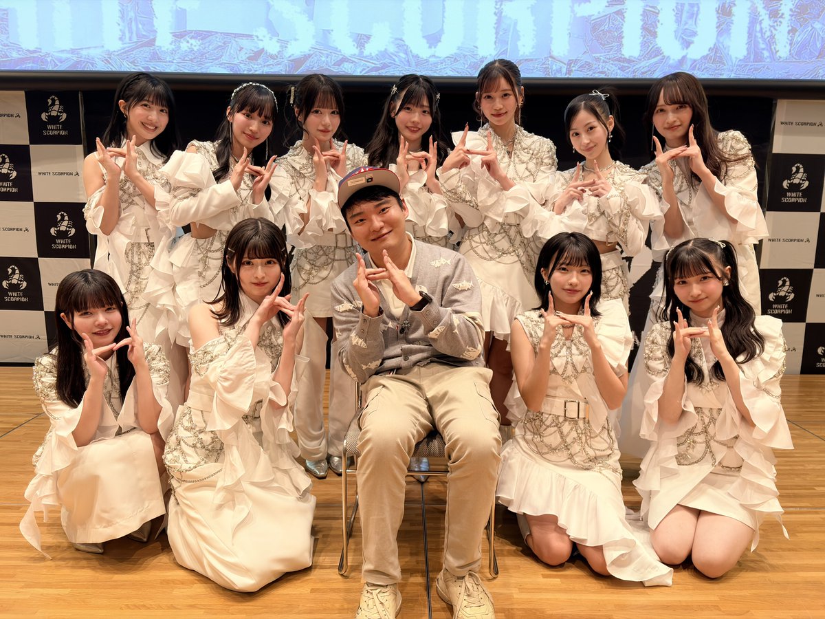 Blue_with_Coke's tweet photo. #ホワスピ
#WHITESCORPION 
ハンナのためにaltを読んで

もう帰る日になっちゃいましたね。毎回 ここに来るたびに、いつも時間がすごく短く感じます。
今回は短い旅行だったのに、とても充実していて本当によかったです。2回のタイバンと大特典会もすごく楽しかったです。久しぶりに会うスコピストや、初めて会うスコピストにも会えて嬉しかったです。また次も会いましょう！

次はたぶん夏フェスかなと思うけど、今回みたいに衝動的にまた来ちゃうかもしれませんね。7月末に弁護士試験があるので勉強で忙しくなりそうだけど、HANNAに会いたくなったらまた来るかもしれないですよね…😅

今回もありがとうございました。また会いましょう！😊