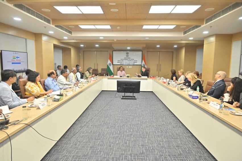 माननीय केंद्रीय मंत्री चौधरी <a href="/jayantrld/">Jayant Singh</a> जी ने कौशल विकास, व्यावसायिक शिक्षा और कार्यबल गतिशीलता में सहयोग को आगे बढ़ाने के लिए फिनलैंड सरकार के रोजगार मंत्री, श्री मटियास मार्टिनेन के साथ द्विपक्षीय बैठक की।
  #skiladevalapament #varkaphorsamobilitee #globalaskilakaipital