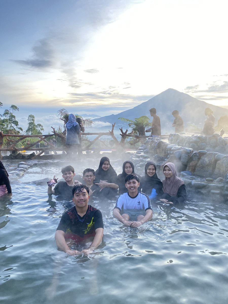 cloudedblue_'s tweet photo. Hallow!!, lupa ada akun ini hehe. Ini waktu liburan tahun baruu with the chaoz gang minus 1 orang.
📍Garut, tepas papandayan-Garland-Talaga bodas 
📆 2026-01-05 https://t.co/MEoMwxpSuj