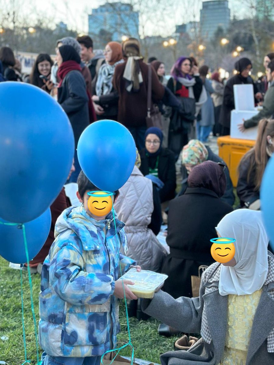 İTÜ öğrencileri tarafından düzenlenen iftar programına katılan Doğu Türkistanlı çocukların neşesi gülümsetti .

📷 via: <a href="/journalistninj/">زينب</a>