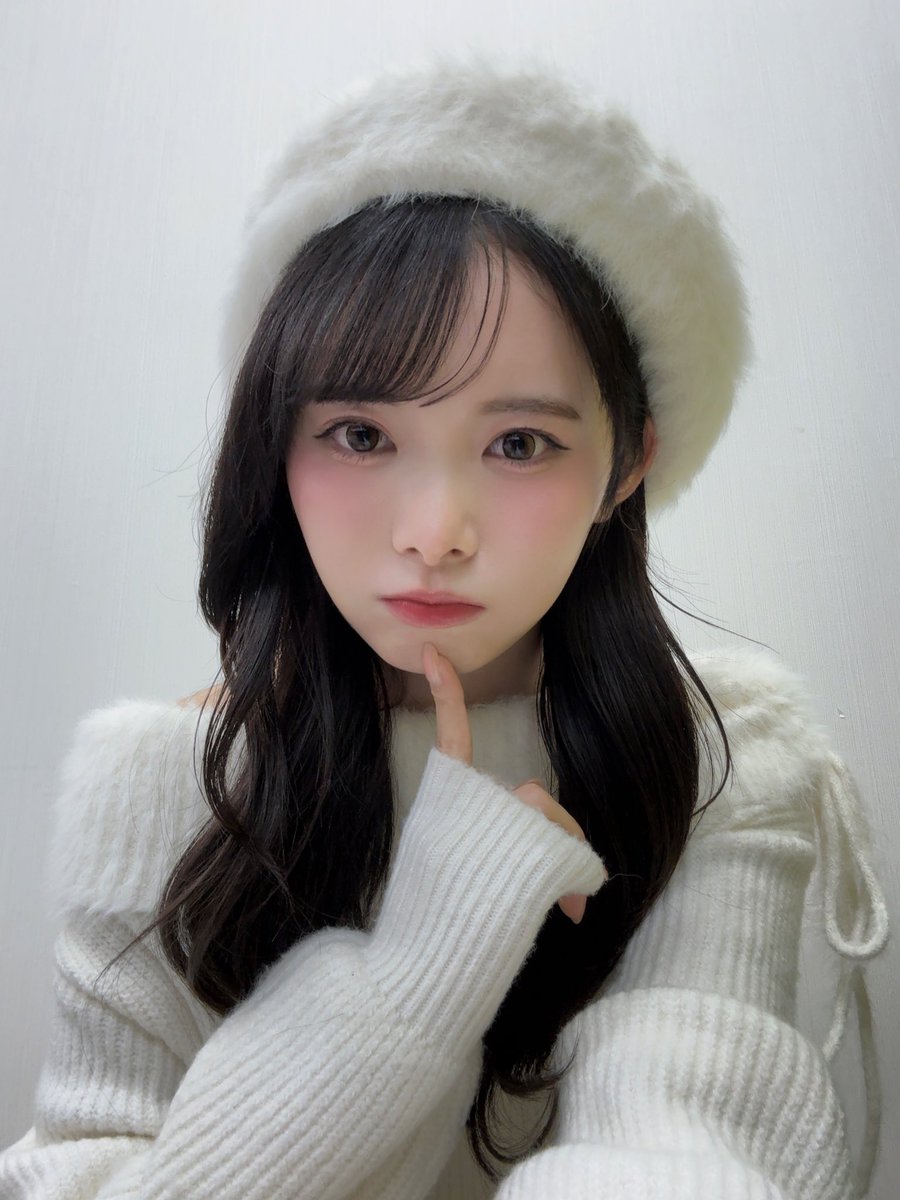 yuhane_official's tweet photo. この冬を超えたら羽の色も変わる🪽🤍 https://t.co/swCSci0YgA