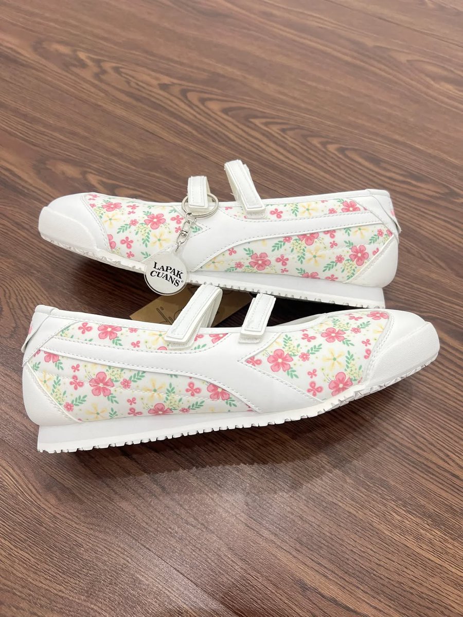 GUYS… CAKEP BANGETT 😭
Baru liat sepatu Diadora ini langsung naksir. Manis, clean, dan detail floralnya cantik bgtt, gemesss 🤏