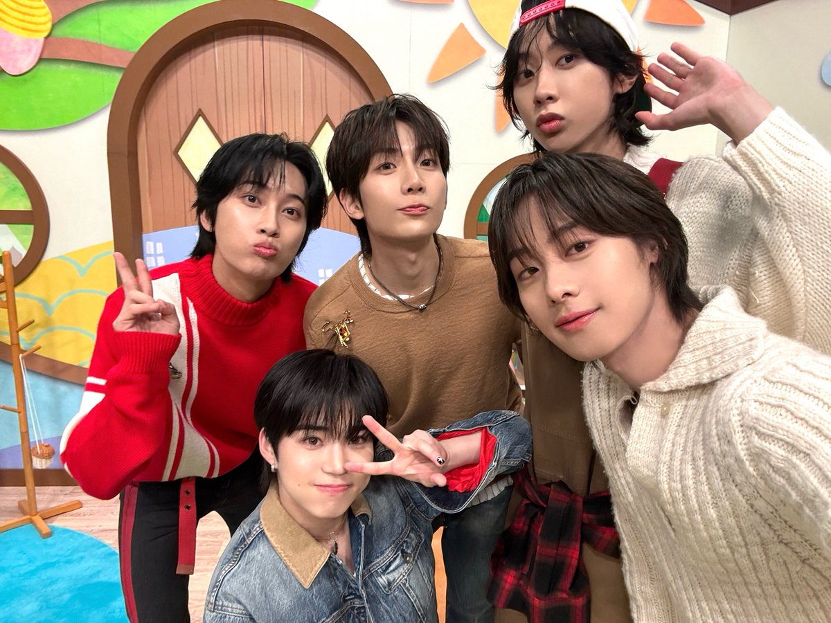 [📸]  
英語教育番組「リッスン♪リッスン Hello English!」

ご覧いただいた皆さんありがとうございました!!🌈

📺TVerにて見逃し配信中‼︎
tver.jp/series/sr4n47e…

🎥『#DREAMING』Perforamance Video
youtu.be/Wf7PVHQlQTo

#HiFiUnicorn #HFU #ハパユ #HiFiUnicorn_DREAMING