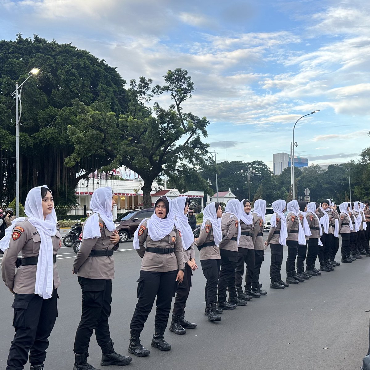 Ada negara yang kuat karena militernya.
Ada negara yang kuat karena ekonominya.

Tapi negara yang benar-benar kuat adalah negara yang berani menghadapi masa lalunya sendiri.

900 kali Kamis.
900 kali berdiri di depan kekuasaan yang terlalu sering berpura-pura tuli.