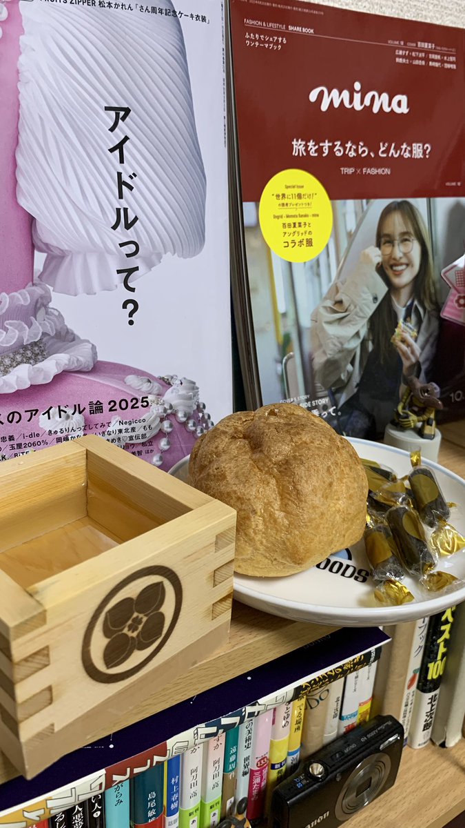 k12yms's tweet photo. ほんで、
#串カツ田中
の後はお家に帰って一人二次会

もちろんシュークリーム
と　あーりんカルパス
(どーいう組み合わせ)

もーほんと、嬉しくて嬉しくて
さっきも駅前の人たちに
あーりん結婚だよ！って
言いふらしたい衝動を抑えるの
ヤバかったんだから
(酔ってる……)

#ももクロ
#あーりん https://t.co/Fqs7sio4Lp