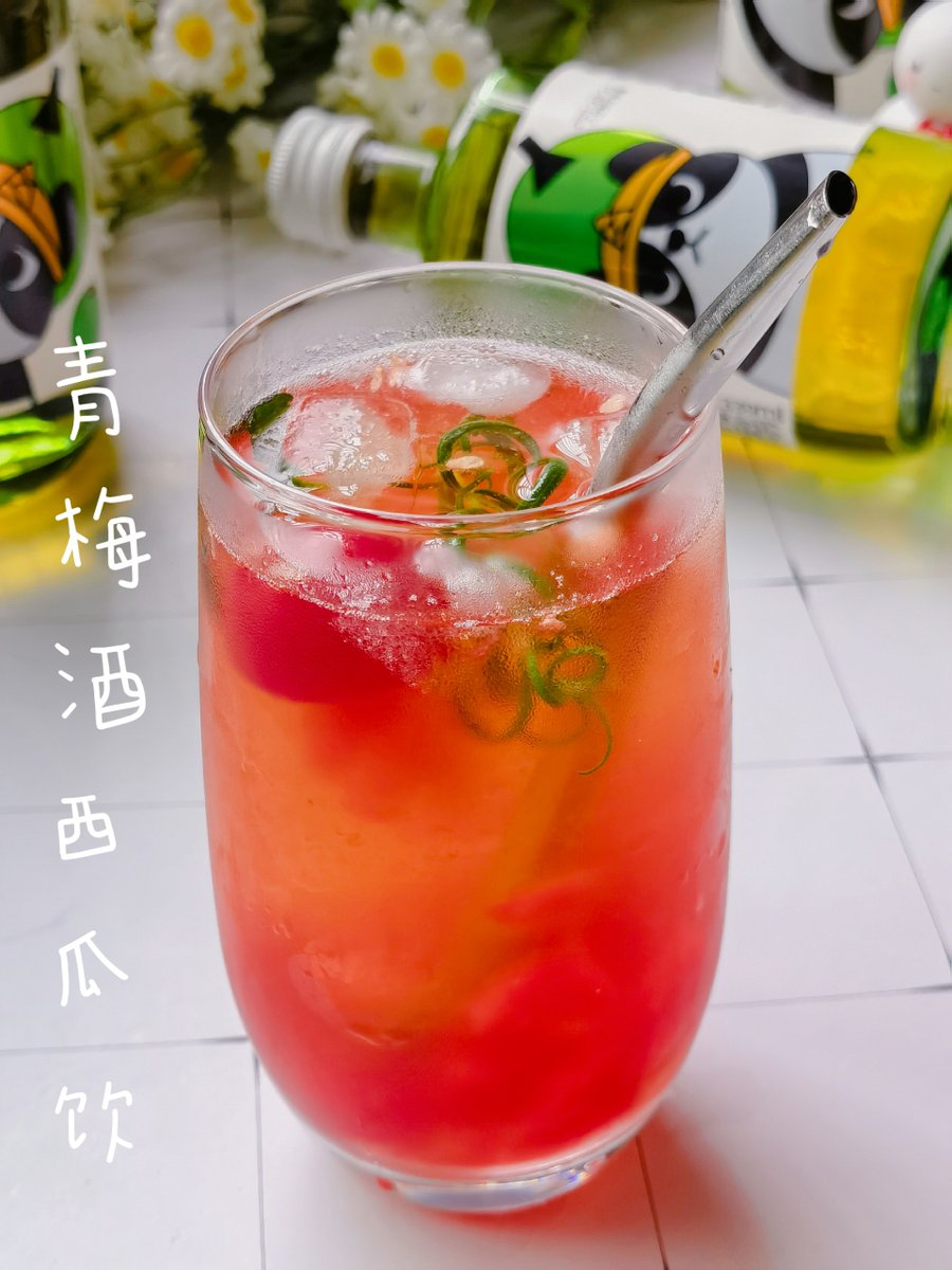 Natalia_inet's tweet image. 1-Minute Watermelon Mint Cooler | Blend 2 cups cubed watermelon, 5 mint leaves, 1 tsp lime juice. Strain (optional) for a silky sip—perfect for beating the heat! #SummerDrinks #QuickRecipes