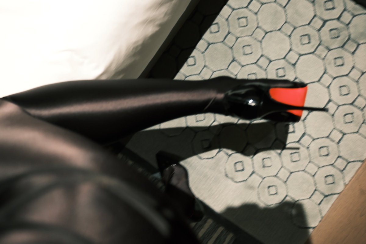 voiddirty's tweet photo. 黑色百看不厌
#zentai #amoresy https://t.co/iqfQ9tvyoM