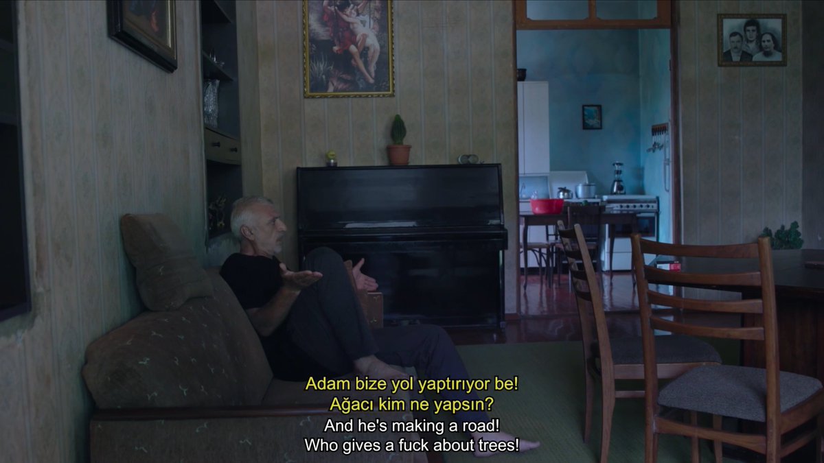 SALT_Online's tweet photo. Gürcistan’ın eski başbakanı, kimisi on beş katlı bir bina uzunluğundaki devasa ağaçları söktürüp kıyı şeridindeki özel bahçesine naklettiriyor. Bu nakiller, araziyi kökten değiştiriyor: Ağaçlar kesiliyor, mandalina bahçelerine yollar açılıyor, elektrik hatları baştan döşeniyor.

“Taming the Garden” [Bahçeyi Evcilleştirmek] (2021) mülkiyet, yerinden etme ve peyzajın dönüşümüne dair eleştirel bir bakış sunuyor.

Çevrimiçi izlemek ve ayrıntılı bilgi edinmek için: https://t.co/XHXISMf7zt