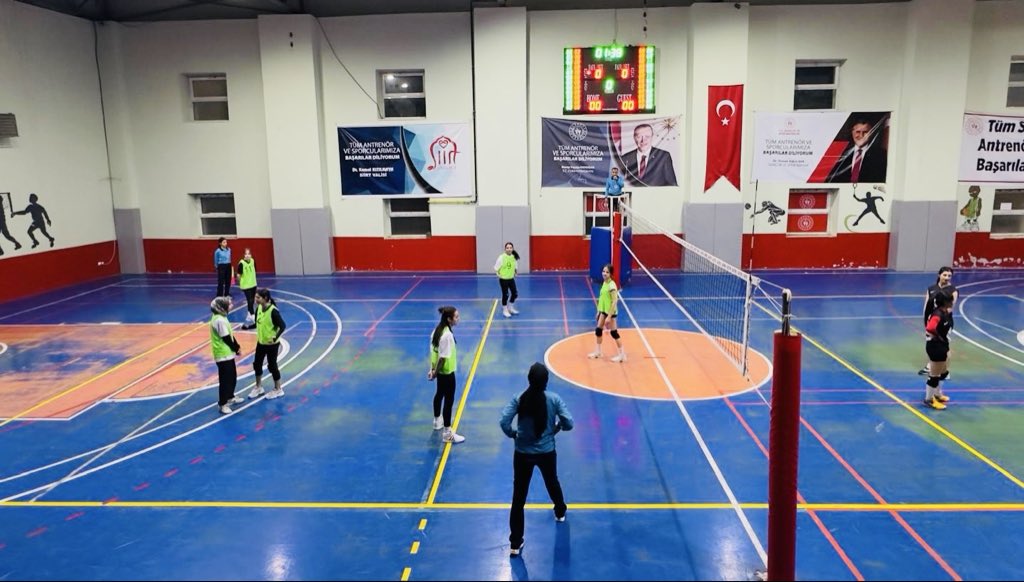 8 Mart Dünya Kadınlar Günü Voleybol Turnuvası, bugün itibarıyla 11 takım ve 137 sporcunun katılımıyla 14 Eylül Spor Salonu’nda başlamıştır.  
Turnuvaya katılım sağlayan tüm takımlarımıza başarılar diler, organizasyonda emeği geçen herkese teşekkür ederiz.