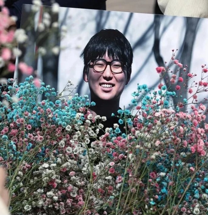 npomvtt's tweet photo. 🏳️‍⚧️🏳️‍⚧️🏳️‍⚧️ VITÓRIA! A Comissão Nacional de Direitos Humanos da Coreia do Sul aprovou a criação da Fundação Byun Heesoo, destinada a defender os direitos das pessoas transgênero no país.

A fundação homenageia a memória de Byun Heesoo, a primeira militar trans conhecida a servir no exército sul-coreano, alistando-se em 2017 e atuando como sargento. Depois de sua cirurgia de resignação sexual, ela foi expulsa do exército e apelou contra o caso na justiça. Heesoo morreu em março de 2021 e a fundação honra o seu legado.

Na mesma reunião, a Comissão Nacional de Direitos Humanos rejeitou dois pedidos de grupos cristãos conservadores que buscavam estabelecer organizações anti-homossexuais.