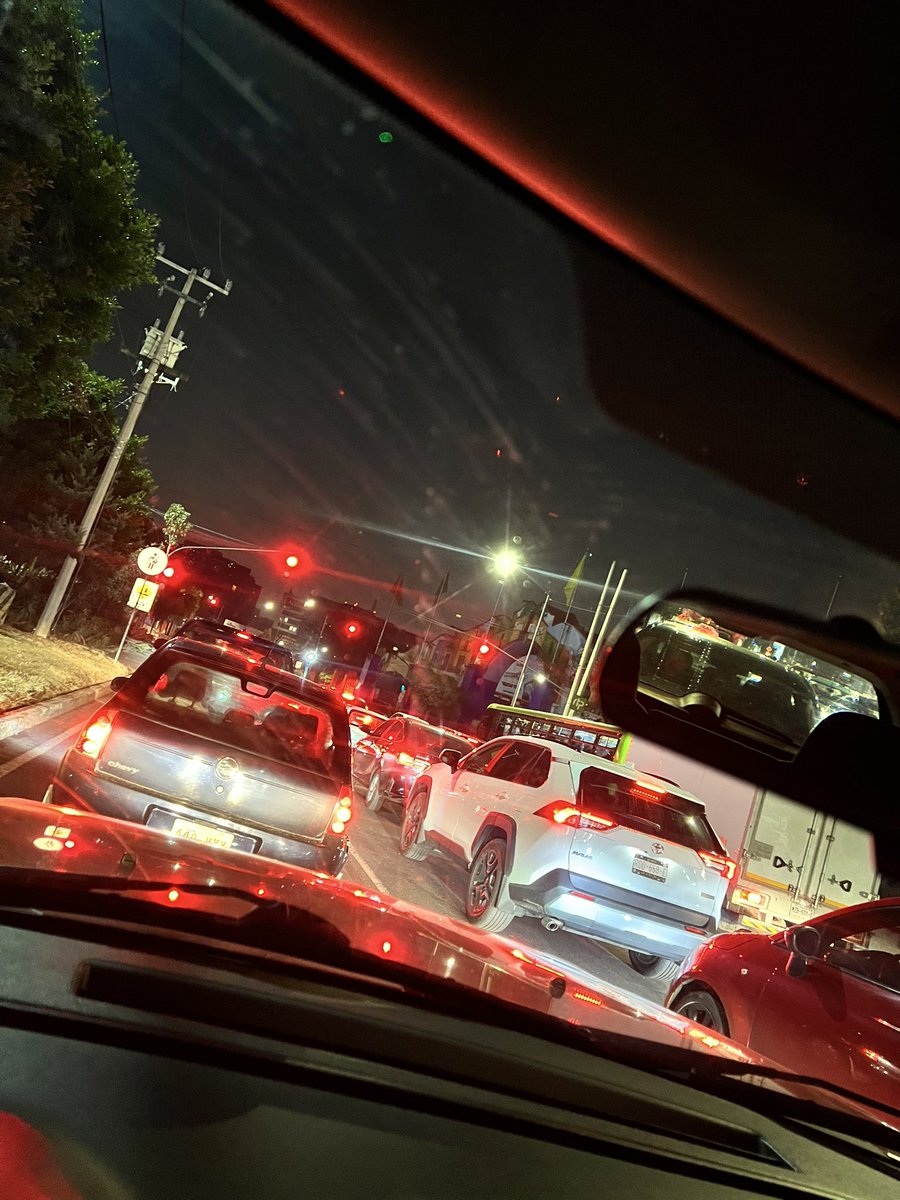 DIMCRUZSORIANO's tweet image. @SSPCMexico @TlalpanVecinos @TlalpanAl @vecinoseguro @OVIALCDMX .   Semáforo descompuesto en la Picacho Ajusco frente a six Flags. #picachoajusco #semaforo