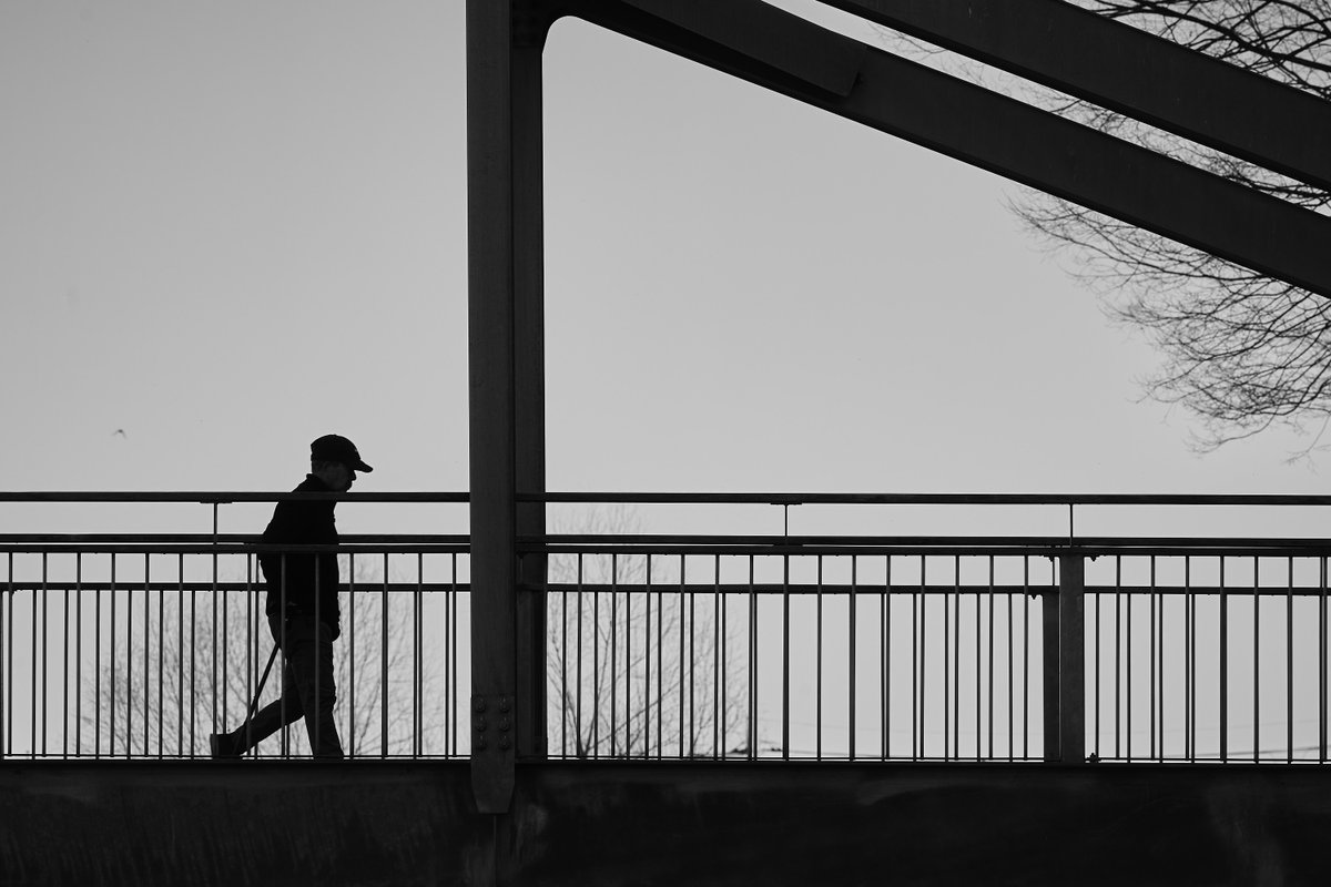 zauber2011's tweet photo. How long does a quiet step echo?

#Streetphotography
#MeasuredSteps
#MonochromeSilence
#UrbanGeometry
#QuietPath
#ShadowWalker https://t.co/NtLpLRyAqQ