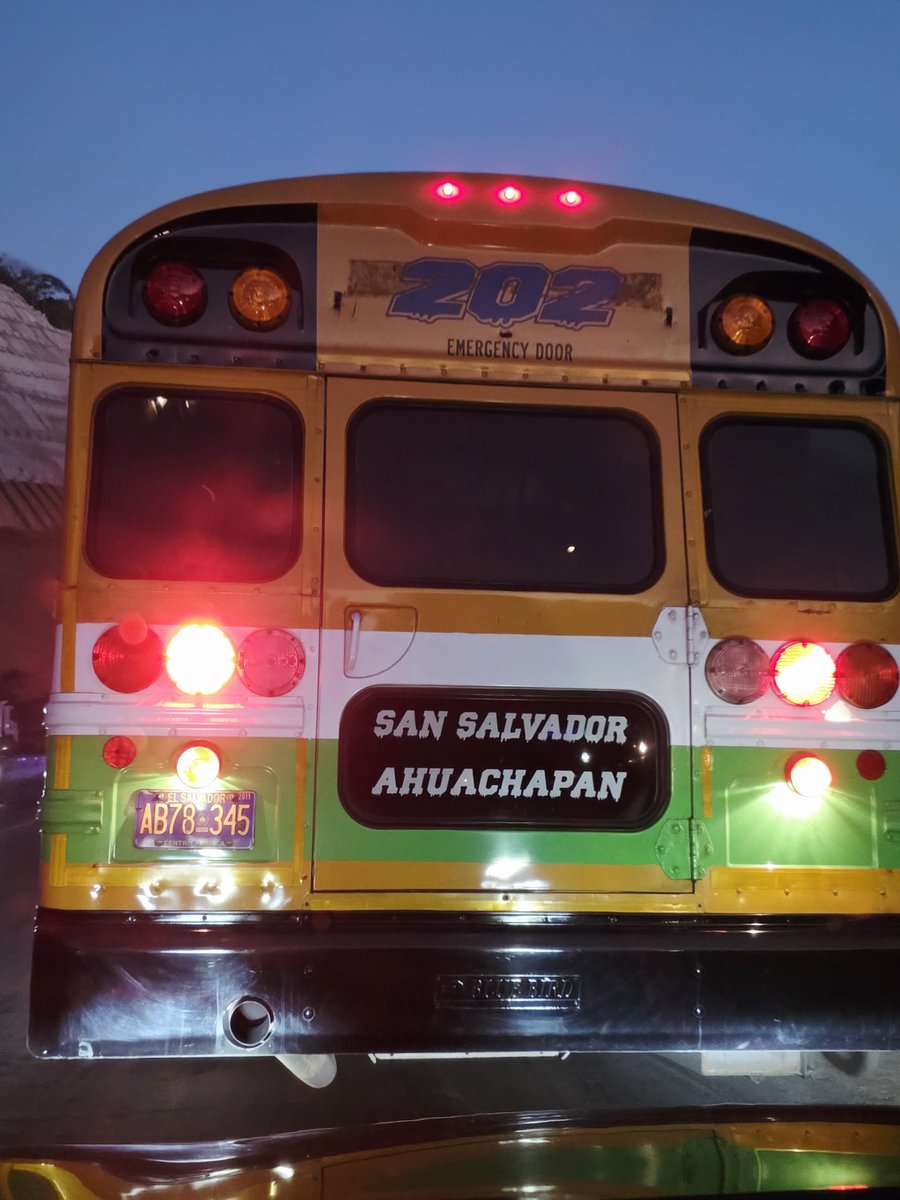 AlejandroTD90's tweet photo. Asi como esos 2, hay muchos que bajando #LosChorros, se incorporan por el tramo que aun no ha sido habilitado, tirándole el bus a uno que viene por el carril correspondiente.
@nayibbukele @RomeoHerrera1 @VMTElSalvador @PNCSV https://t.co/0F690vV5rQ